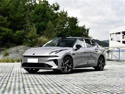 Lynk & Co 07 EM-P Sedan